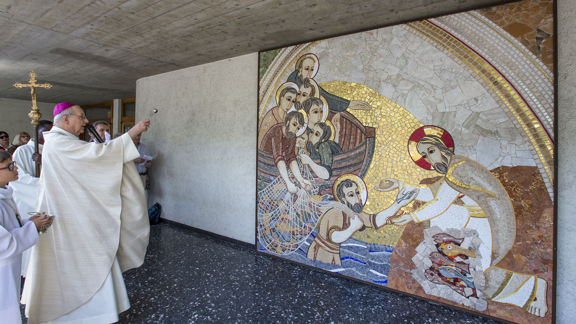 Mgr Pierre Farine bénit la mosaïque de l'église Saint-Martin, à Onex | © Jean-Claude Gadmer