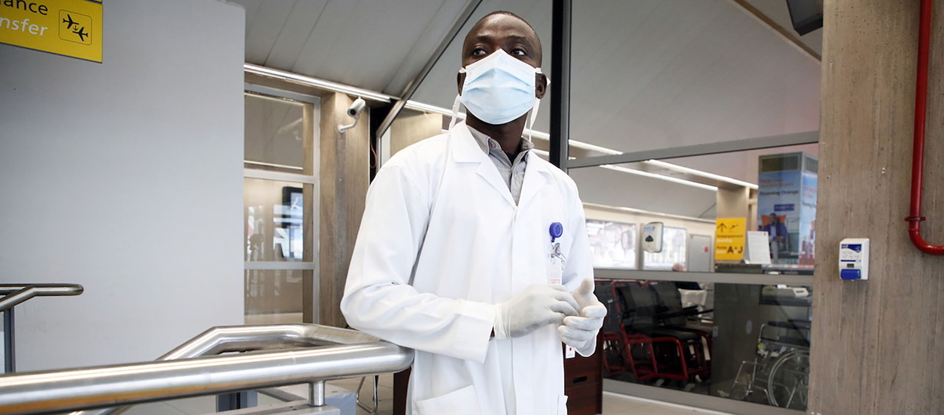 Un agent de santé ivoirien de l'Institut national d'hygiène publique à l'aéroport Félix Houphouët-Boigny, Abidjan, Côte d'Ivoire | © KEYSTONE EPA/LEGNAN KOULA