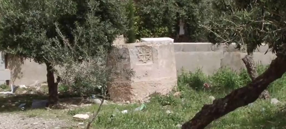 Le baptistère se trouvait depuis 20 ans dans le jardin du maire de Tuqu' (Palestine) (capture d'écran Terra Santa News)