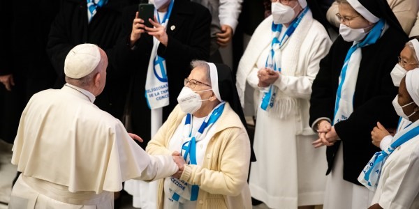 Le pape François reçoit les religieuses de la congrégation des Filles de la Charité canossiennes ©️ Antoine.Mekary | I.MEDIA