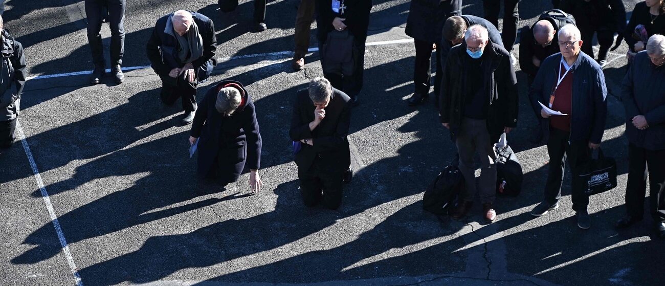 Les évêques français s'agenouillent en signe de repentance face au scandale des abus sexuels, le 6 novembre 2021, à Lourdes | © KEYSTONE/AFP/VALENTINE CHAPUIS