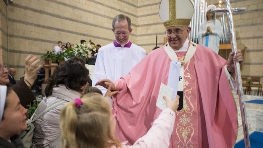 Pour le dimanche de 'Gaudete' le pape François porte une chasuble rose | Osservatore Romano