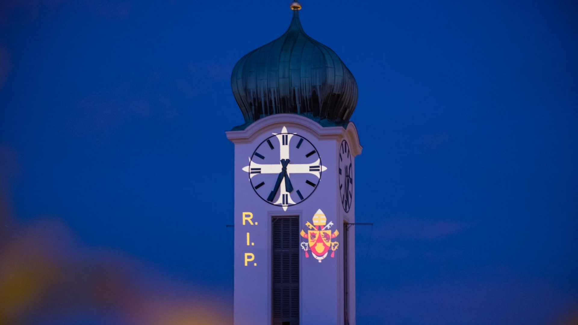 Le clocher de Thalwil (ZH) illuminé en l'honneur de Benoît XVI |   © Sabine Zgraggen 