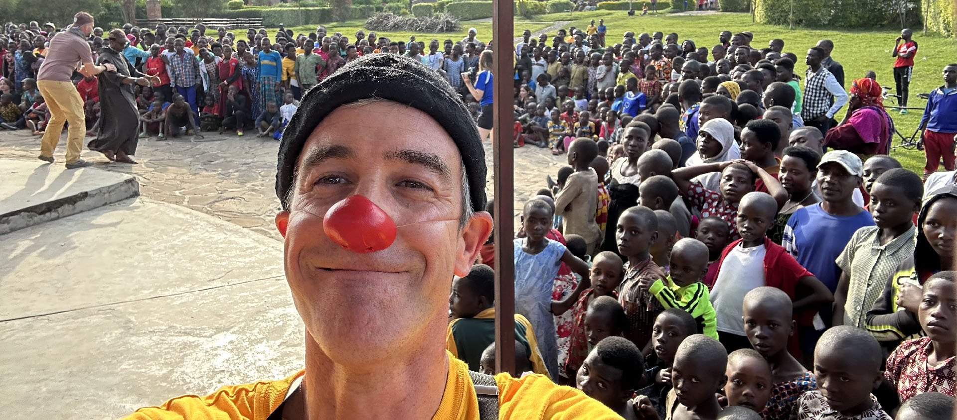Le clown Gabidou au Rwanda pendant une représentation