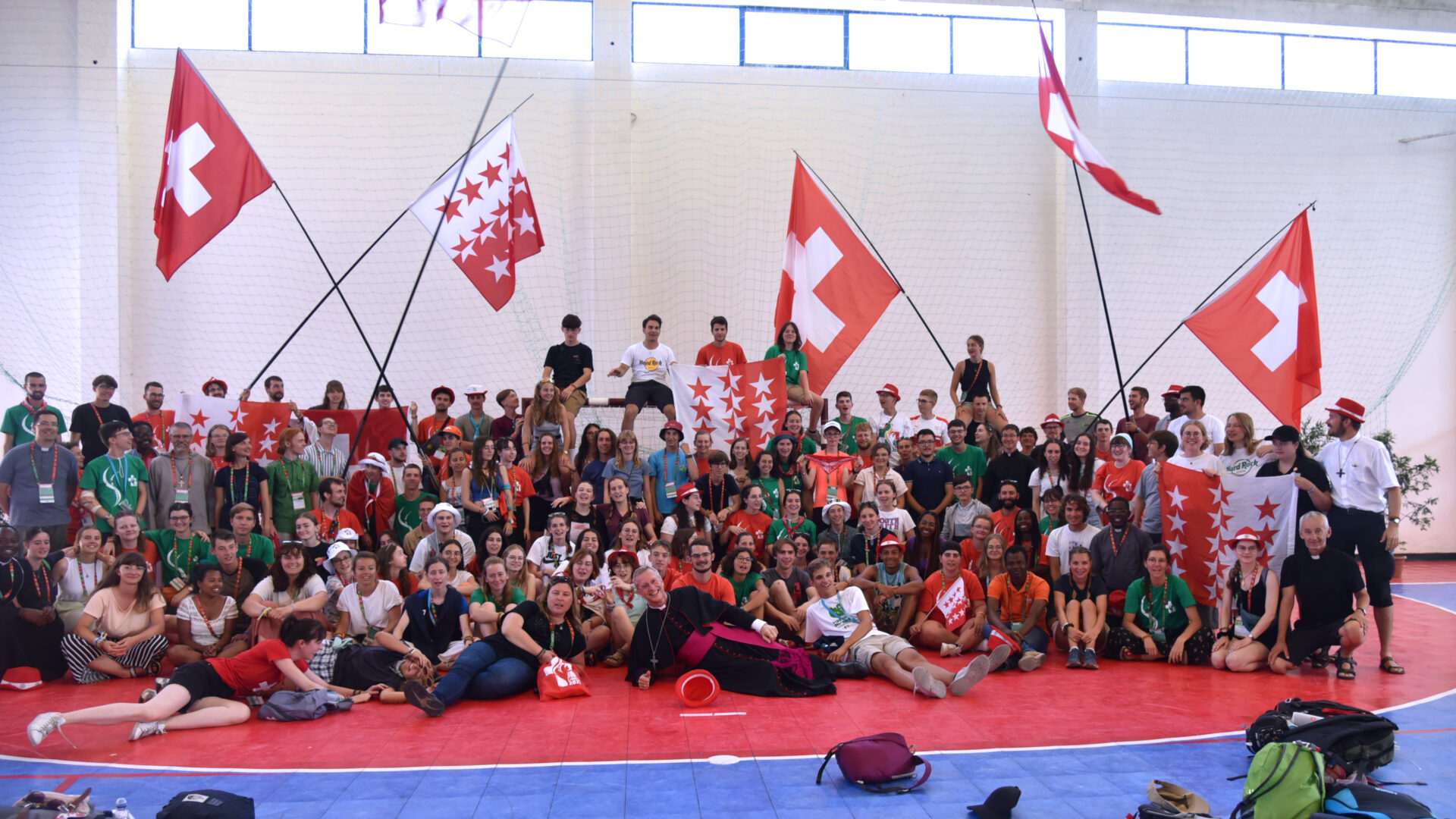 Mgr Alain de Raemy avec les jeunes Valaisans aux JMJ de Lisbonne | © Raphaël Zbinden