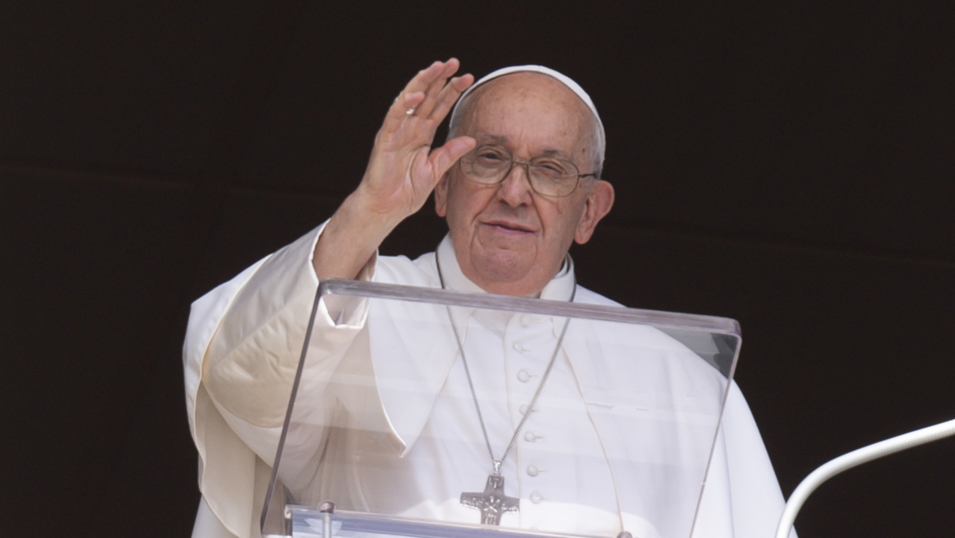 Le pape François salue la foule lors de l'angelus | © Vatican Media