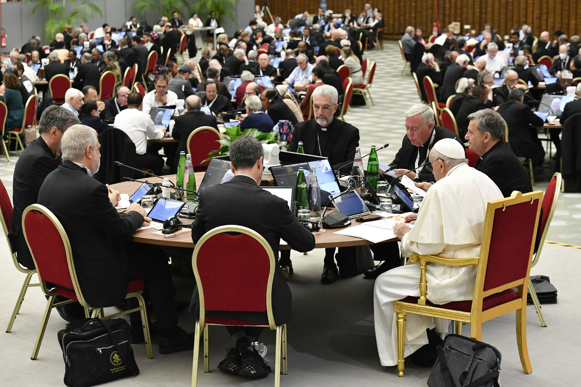 Le pape François appelle les Pères et Mères du Synode romain à pratiquer «l’apostolat de l’oreille», à savoir une attitude d’écoute réciproque dans le respect et la bienveillance | © Vatican Media