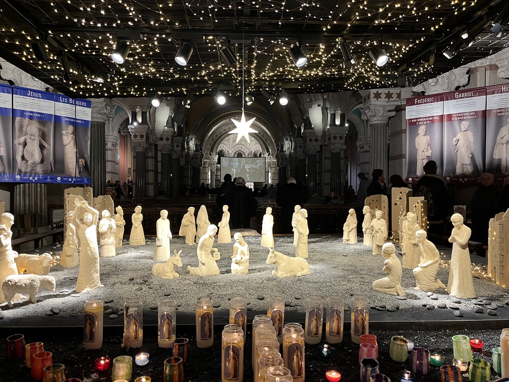 La crèche de Noël installée dans la basilique de Fourvière, à Lyon | ©  Gabrielle Desarzens.