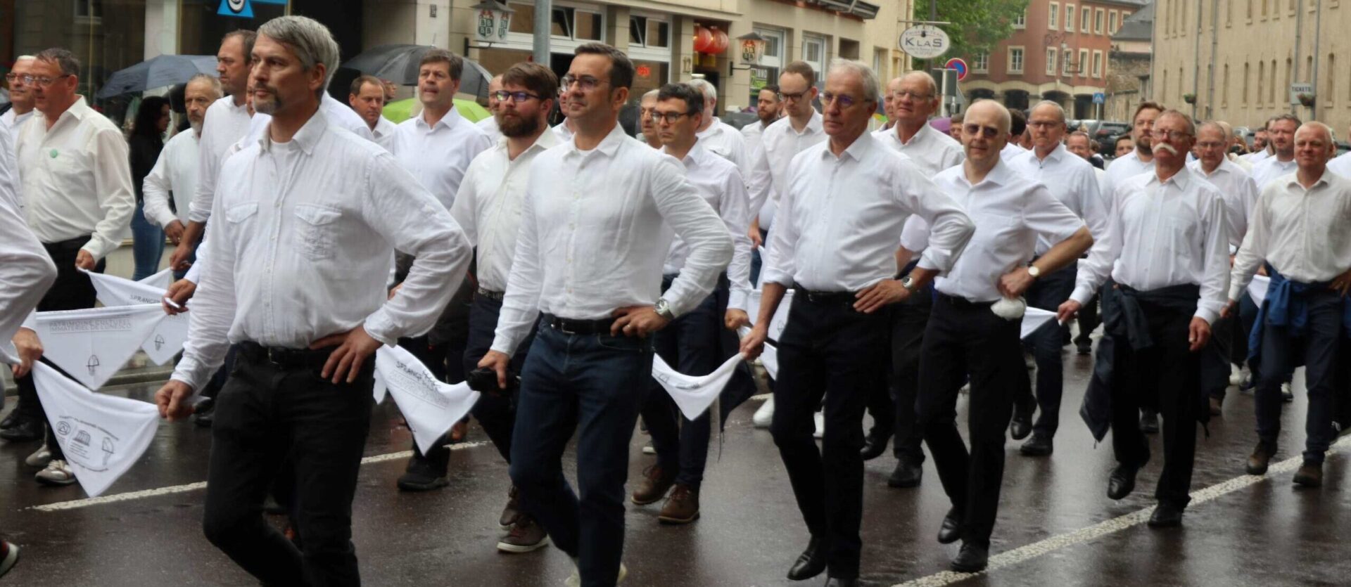 La procession dansante d’Echternach est un cortège religieux qui a lieu chaque année, le mardi de la Pentecôte, dans la ville luxembourgeoise | © Bernard Litzler