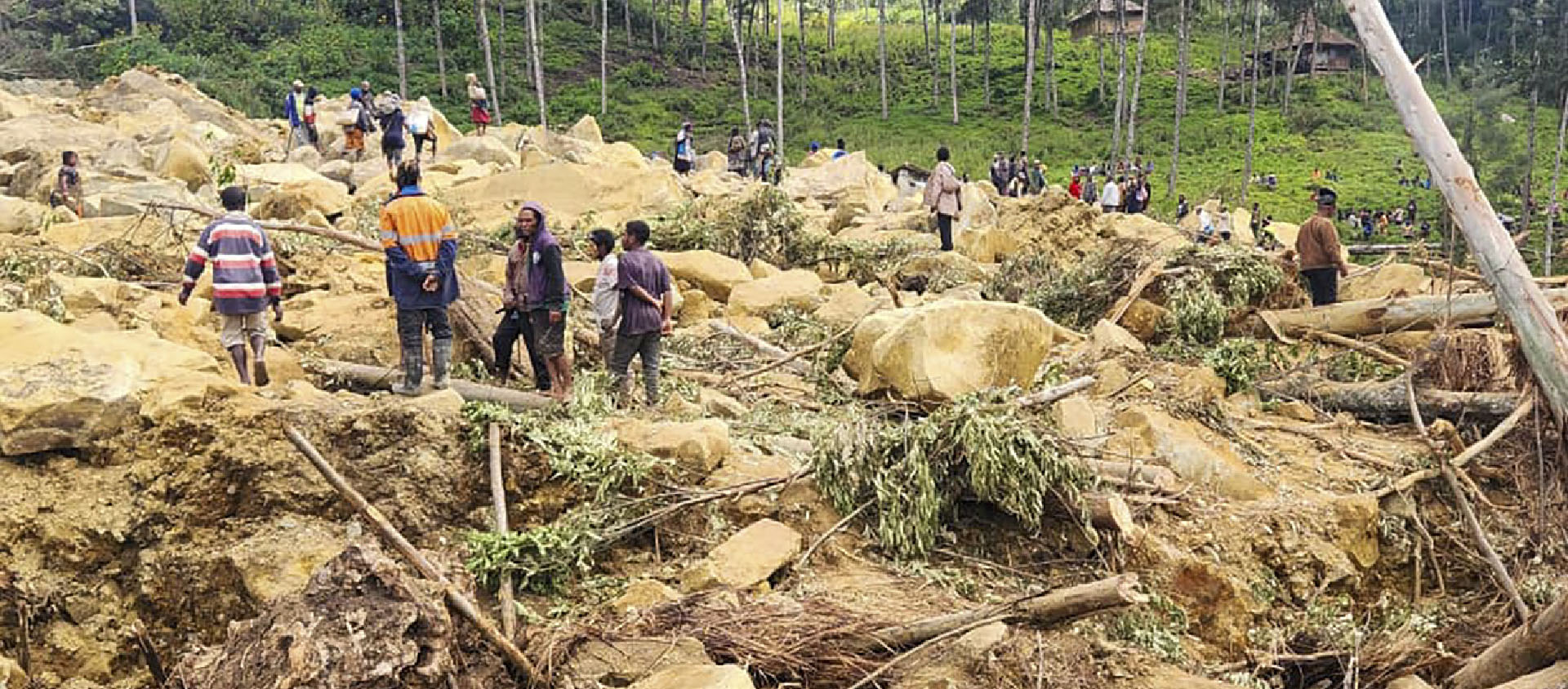 Sur cette image fournie par l'Organisation internationale pour les migrations, des villageois cherchent parmi les débris d'un glissement de terrain dans le village de Yambali, dans les Hautes Terres de Papouasie-Nouvelle-Guinée, le 27 mai | © Keystone/AP/Mohamud Omer