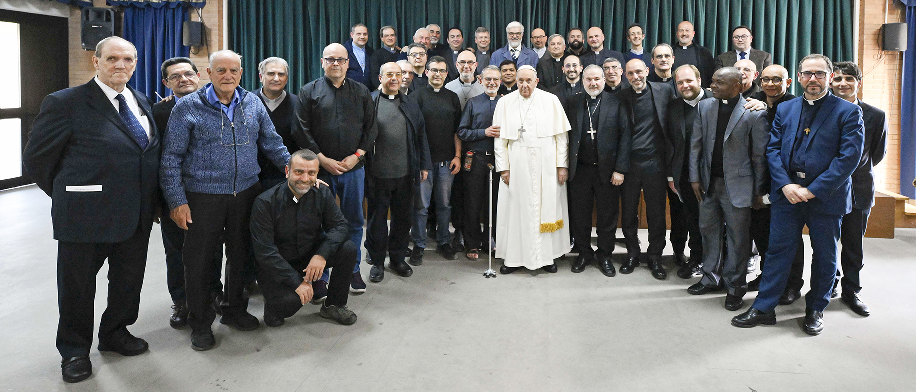 Ces derniers temps, le pape a pris l'habitude de se rendre auprès des prêtres du diocèse de Rome | photo: le 5 avril 2024 dans la périphérie nord de Rome © Vatican Media