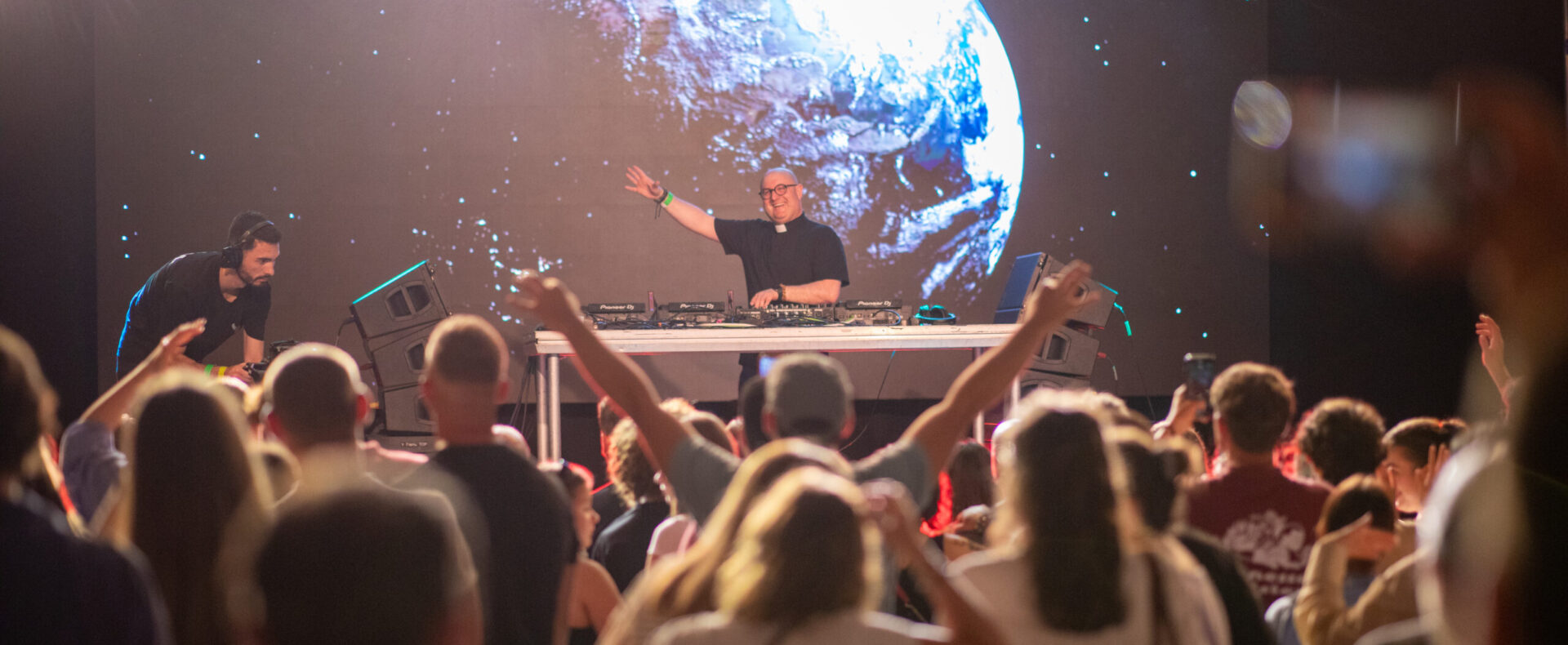 DJ Padre Guilherme a fait danser les participants au Crossfire festival | © Joao Carita/Eglise catholique dans le canton de Fribourg