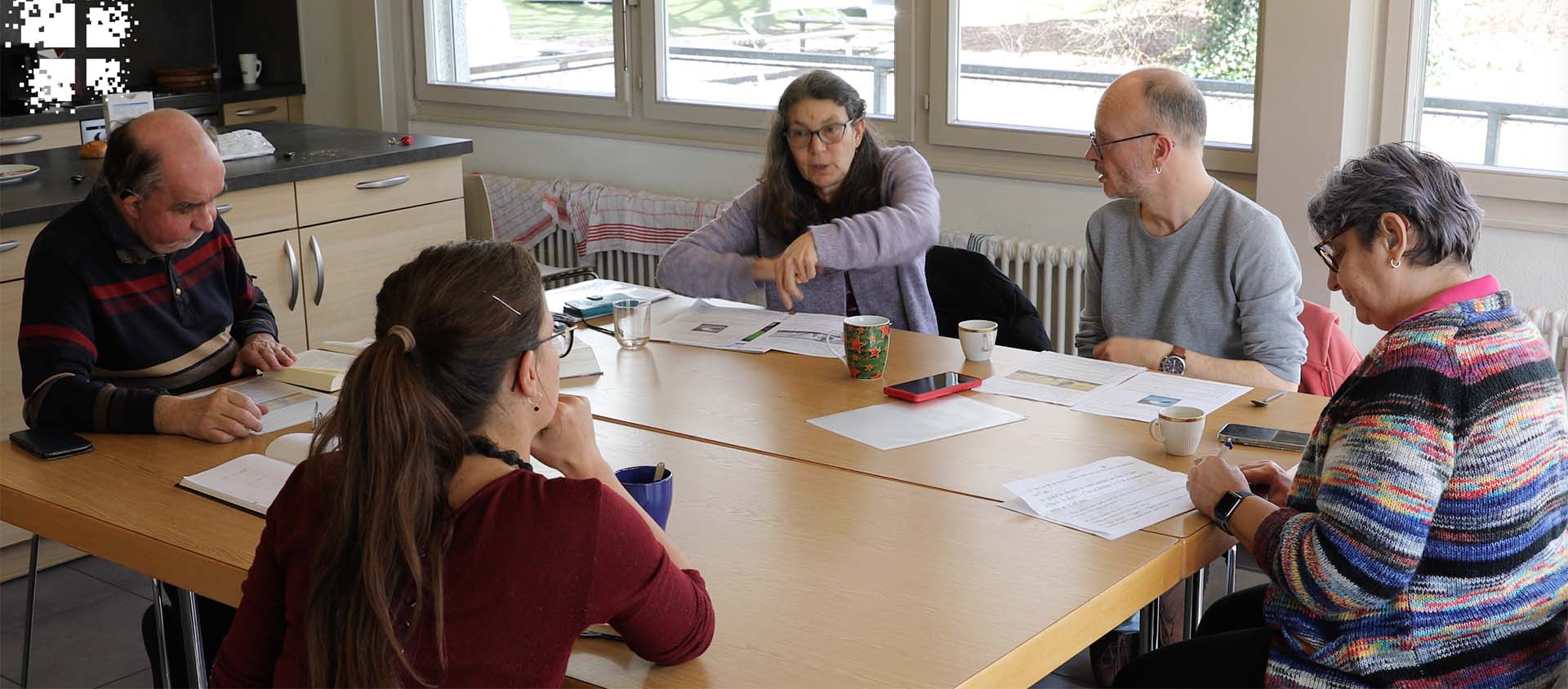 Solange Ruedin (centre) anime l'atelier de traduction de la Bible en langue des signes avec son collègue pasteur et des paroissiens sourds et malentendants | © Berard Hallet