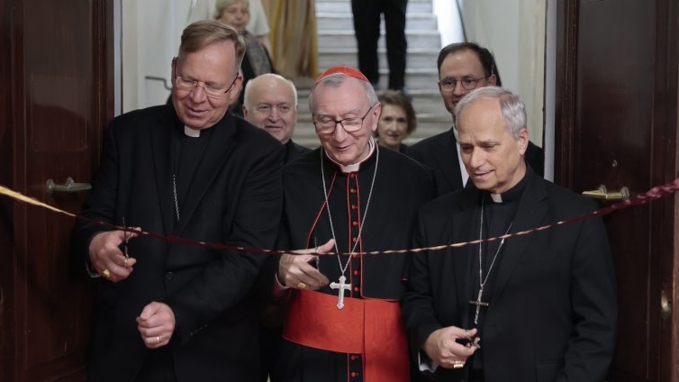 Le cardinal Parolin coupe le ruband du nouveau siège du CCEE, à Rome | CCEE