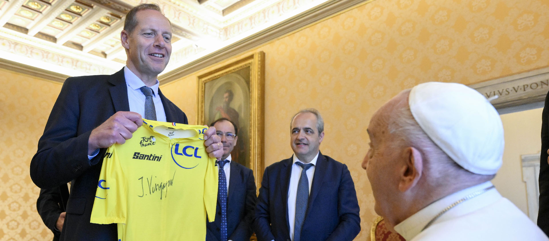 Christian Prudhomme offre au pape un maillot jaune dédicacé par Jonas Vingegaard, le dernier vainqueur du Tour | © Vatican Media 