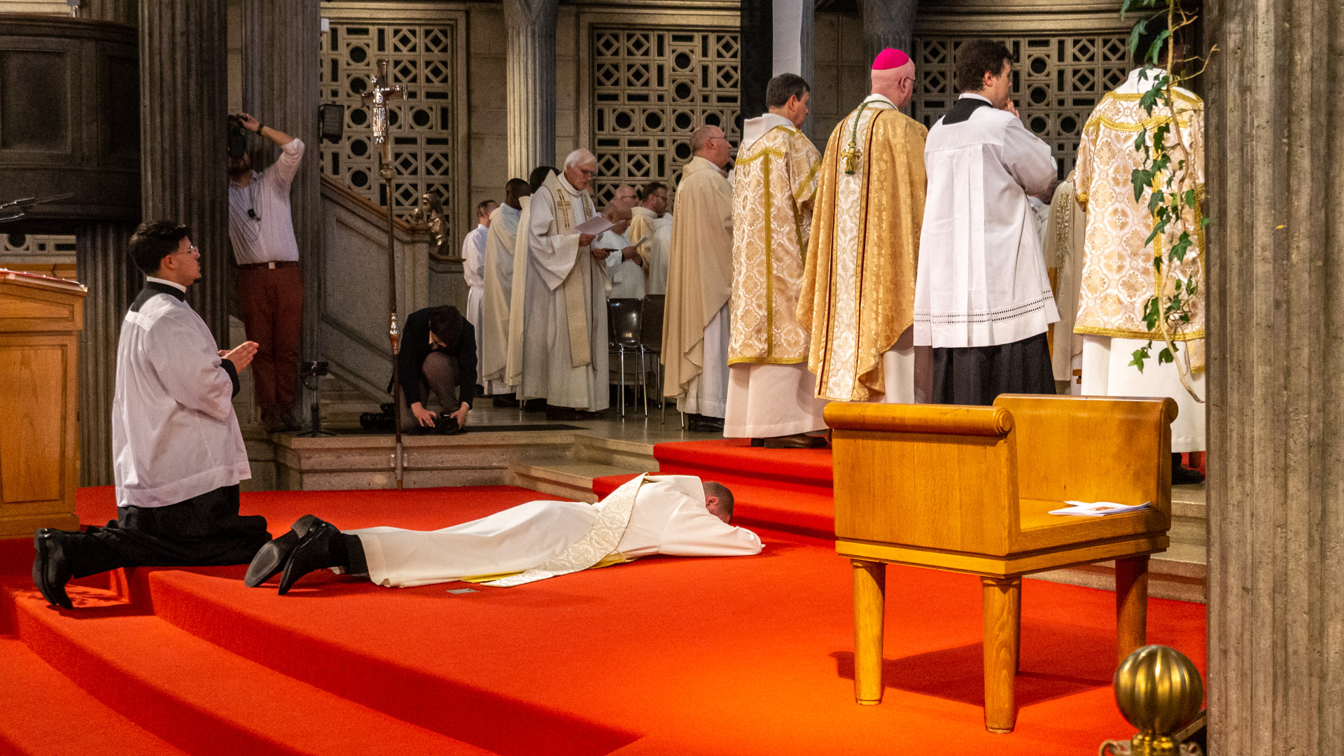 Pendant la litanie de saints, l'ordinand est couché sur le sol en signe d''humilité| © Maurice Page 