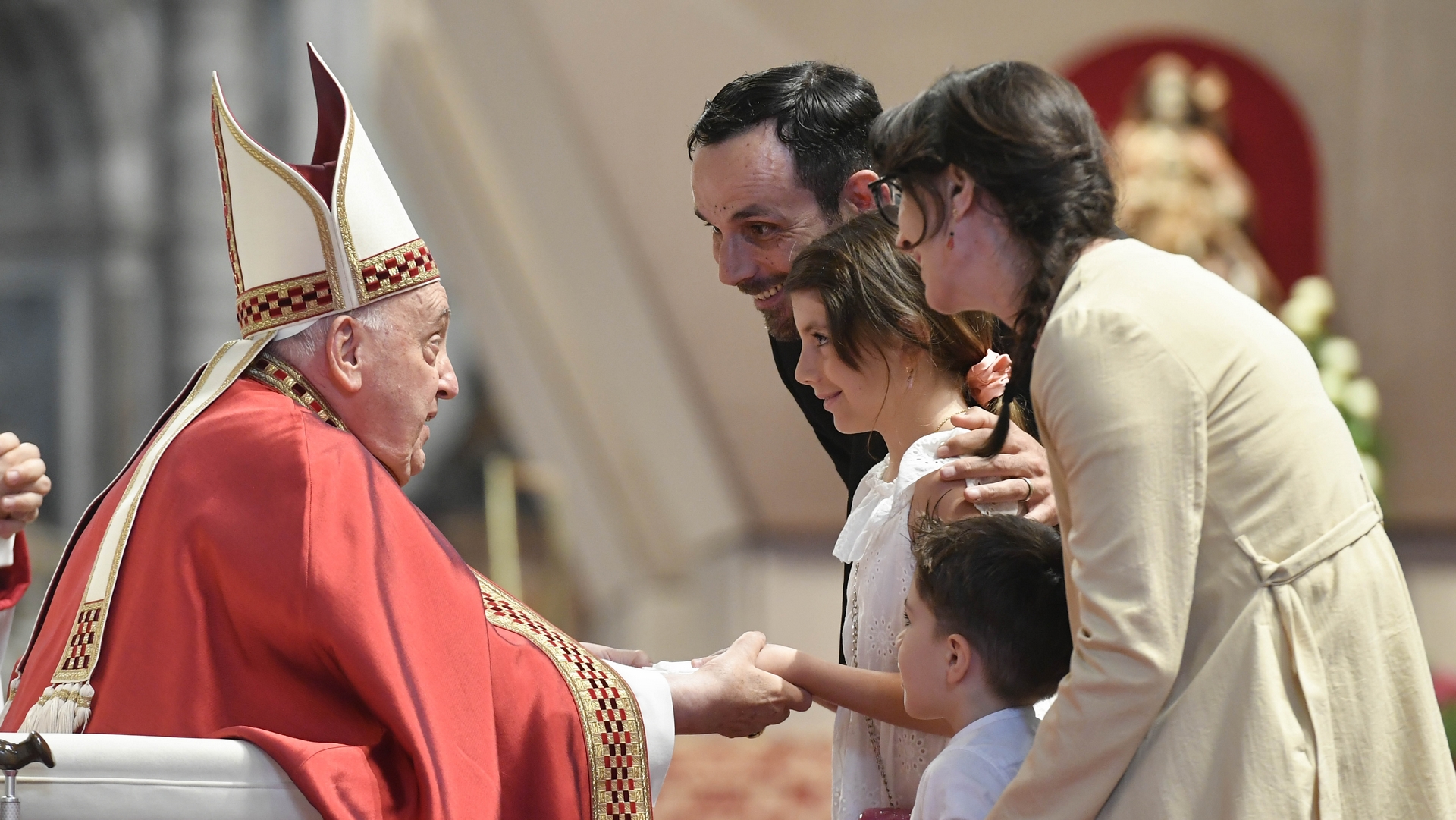 Le pape François salue une famille | © Vatican Media