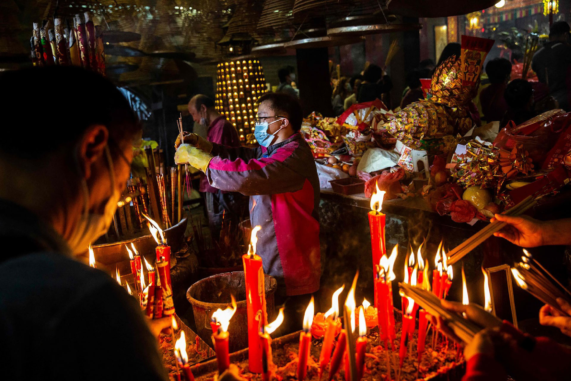 A Hong-Kong, 61% des adultes se disent sans religion, mais environ la moitié laissent des offrandes ou brûlent de l'encens pour leurs ancêtres | © Keystone/AFP/Isaac Lawrence