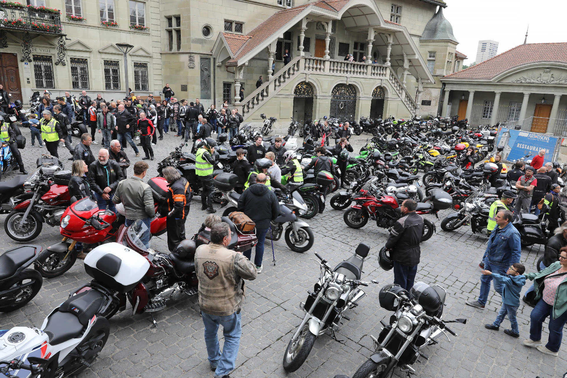 Des centaines de motards ont afflué à Fribourg pour recevoir la bénédiction de la Madone des Centaures | © Bernard Hallet