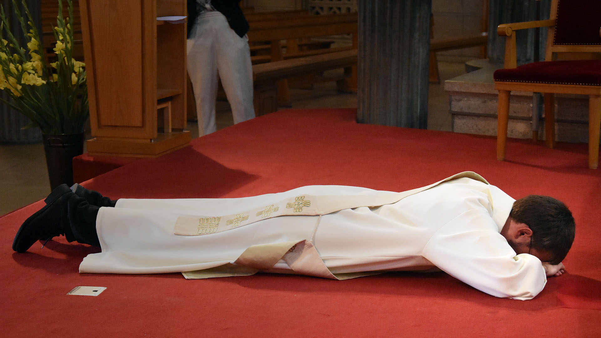 Pendant l'ordination, le futur prêtre s'allonge sur le sol en signe d'humilité | © Gregory Roth