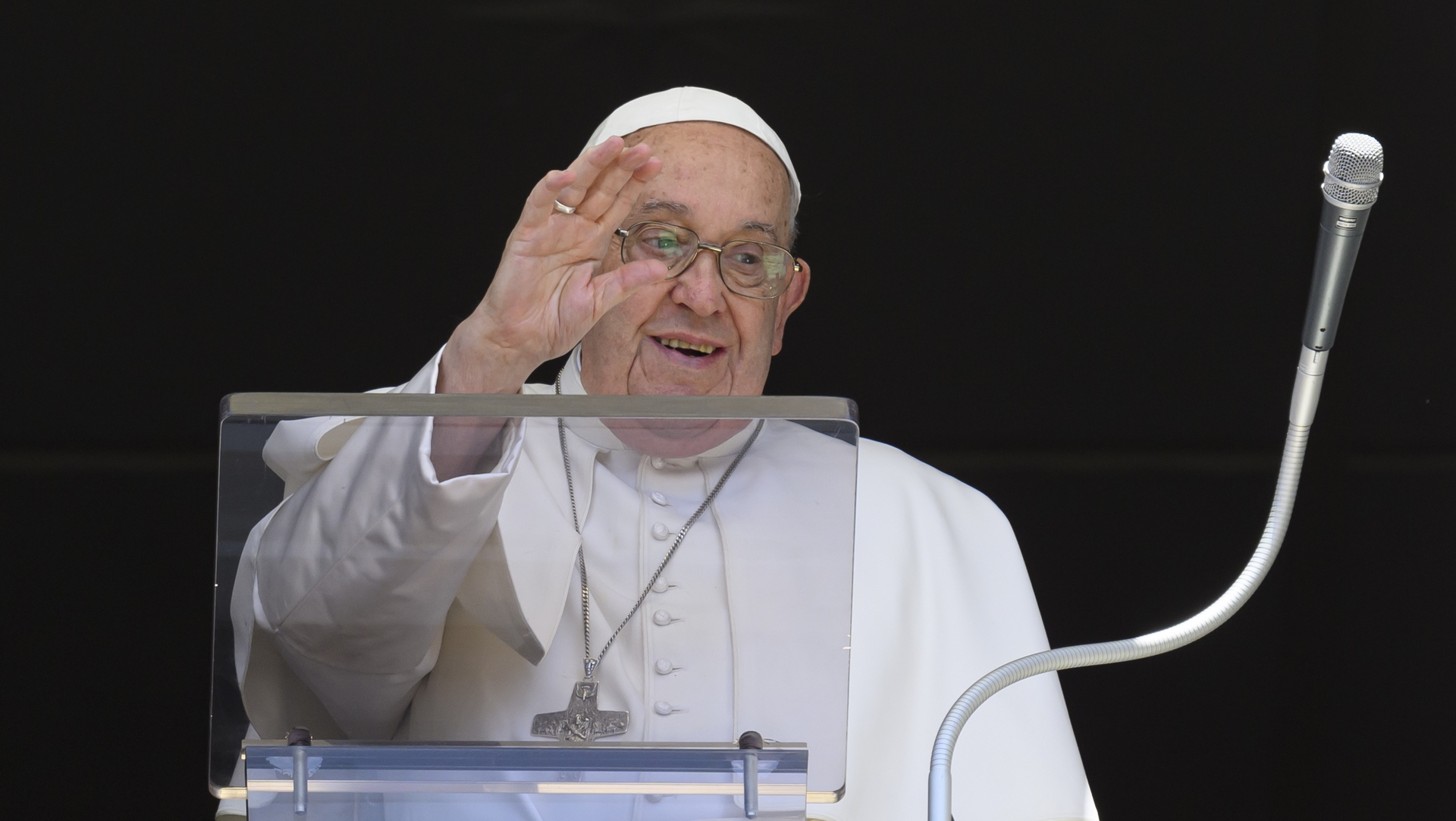 Le pape François salue la foule lors de l'angelus | © Vatican Media