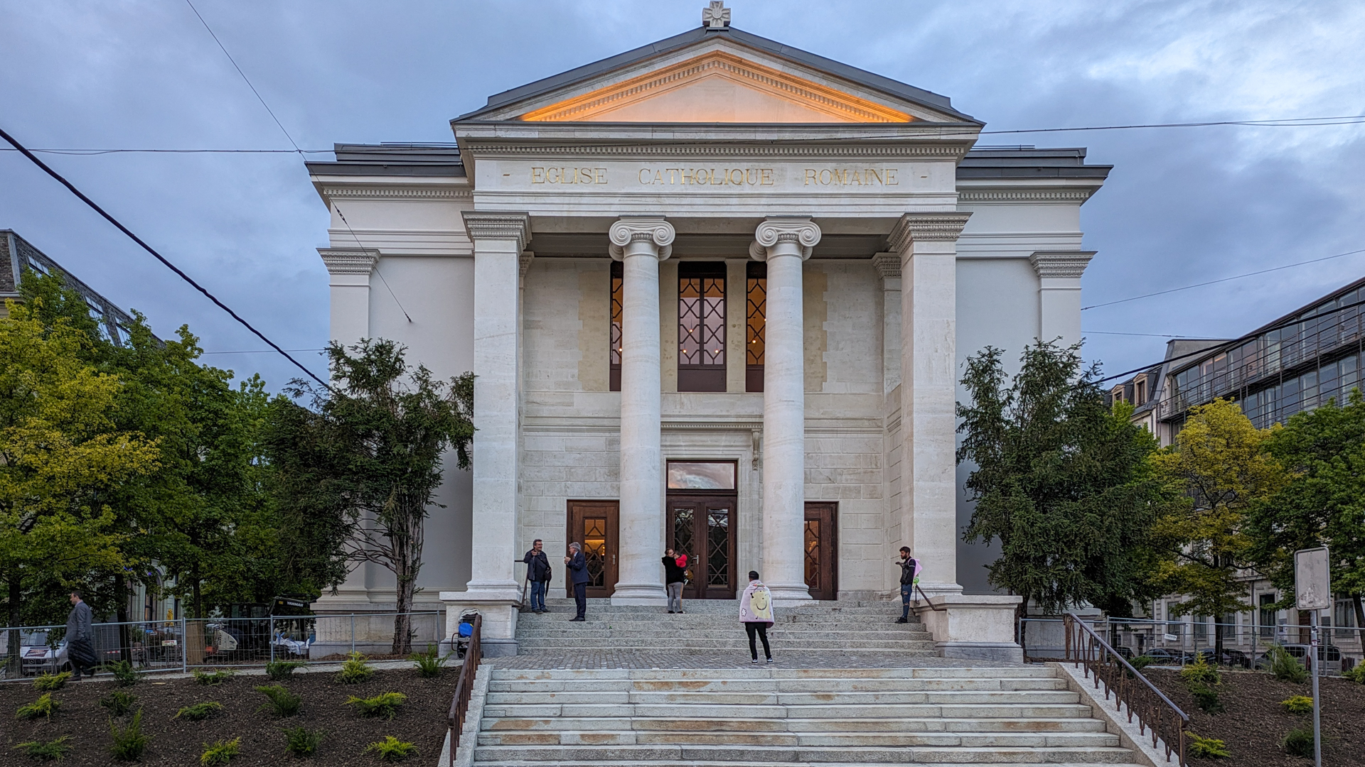 La façade de temple grec de l'église du Sacré-Coeur domine la place de Plainpalais |  © GdSC