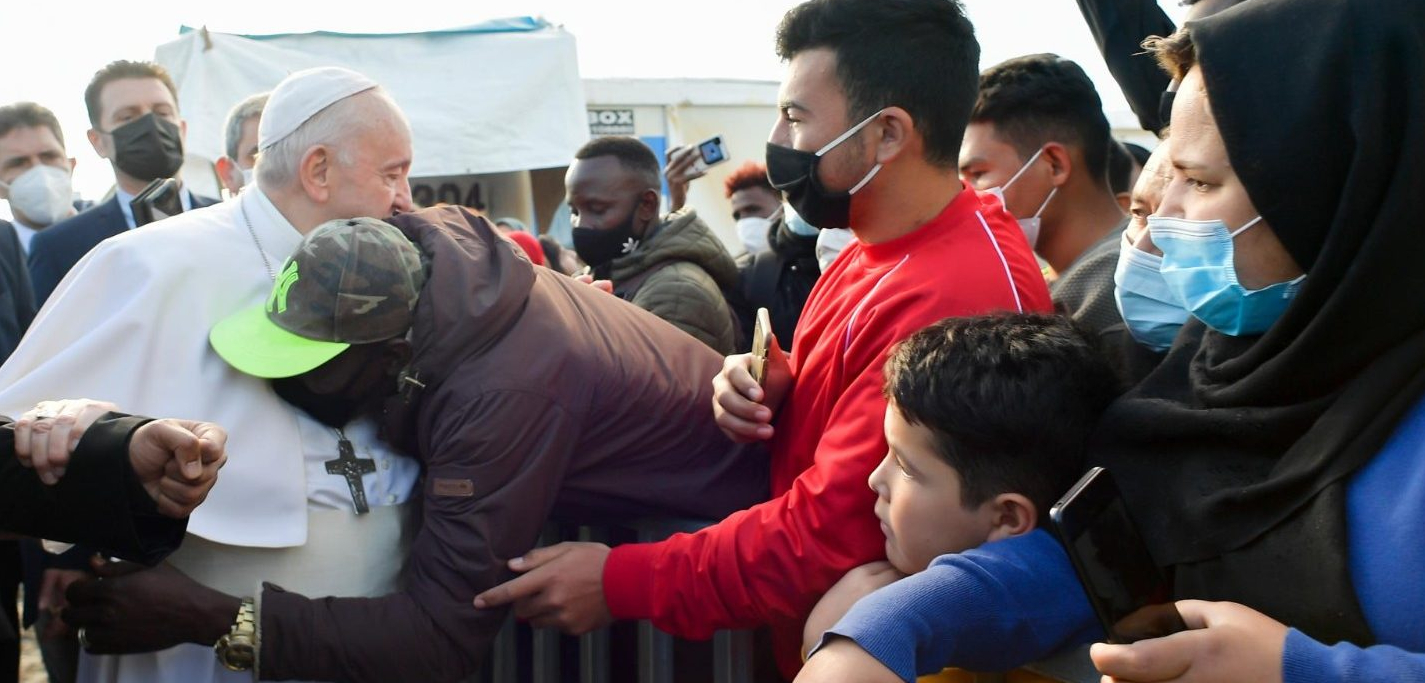 Lesbos 2021, le pape est étreint par un migrant | © Vatican Media