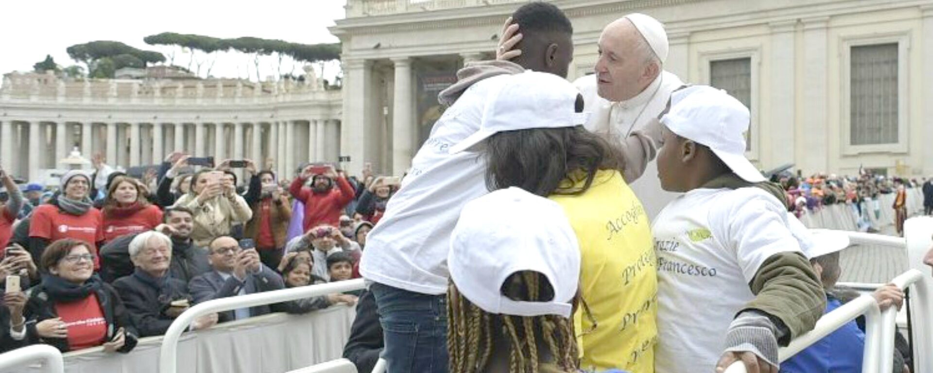 Le pape François sur la Place St-Pierre avec des enfants réfugiés | © Vatican Media