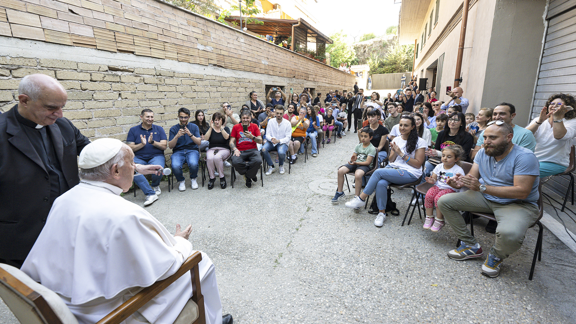Le pape François rencontre une trentaine de familles dans une cour d’immeuble d’une paroisse de l’ouest de Rome, le 6 juin 2024 | © Vatican Media