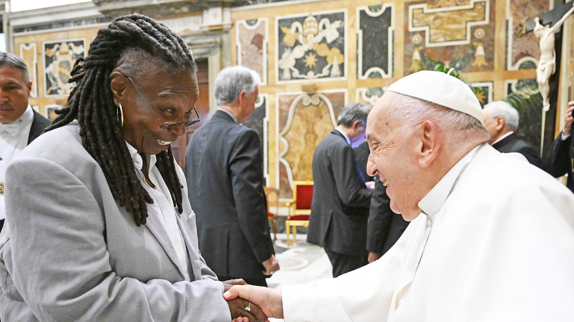 Whoopi Goldberg fait partie des 107 humoristes qui ont été reçus par le pape | © Vatican Media