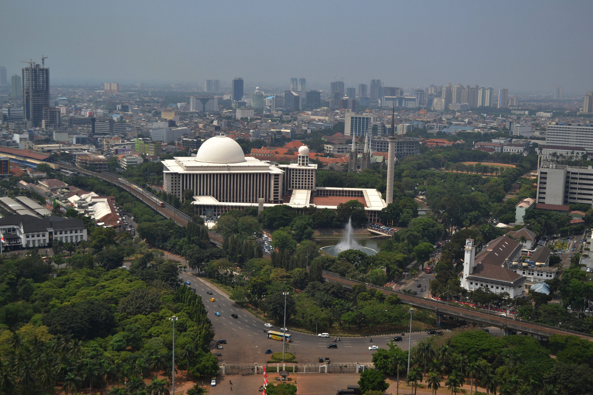 La mosquée Istiqlal de Jakarta et la cathédrale catholique (à l'arrière sur la photo) sont désormais reliées par un tunnel | © Victor Ulijn/Flickr/CC BY-SA 2.0