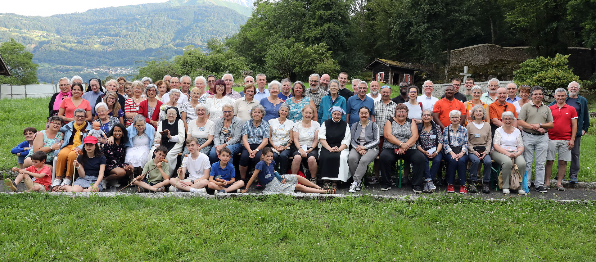 Cinquante Bretons et leurs hôtes valaisans sourient pour la photo souvenir au monastère des Bernardines, à Collombey | © Bernard Hallet