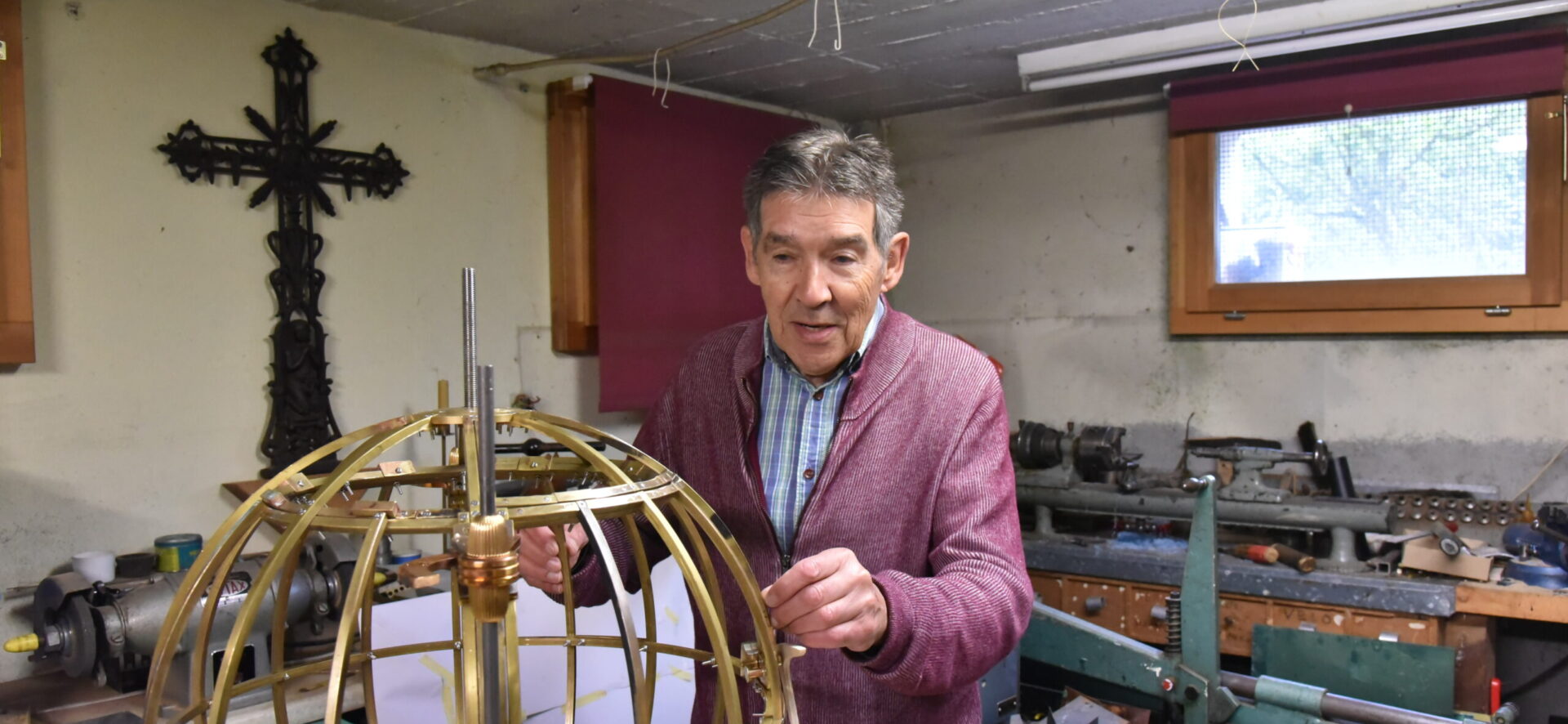 François Reusse avec l'armature du futur tabernacle du Sacré-Cœur | © Raphaël Zbinden