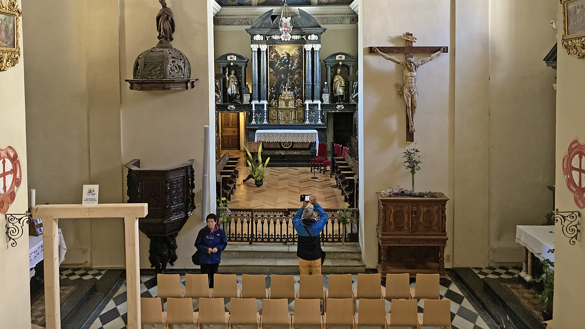 L'église de l'hospice du Grand-Saint-Bernard, avec la porte du centenaire | © Grégory Roth