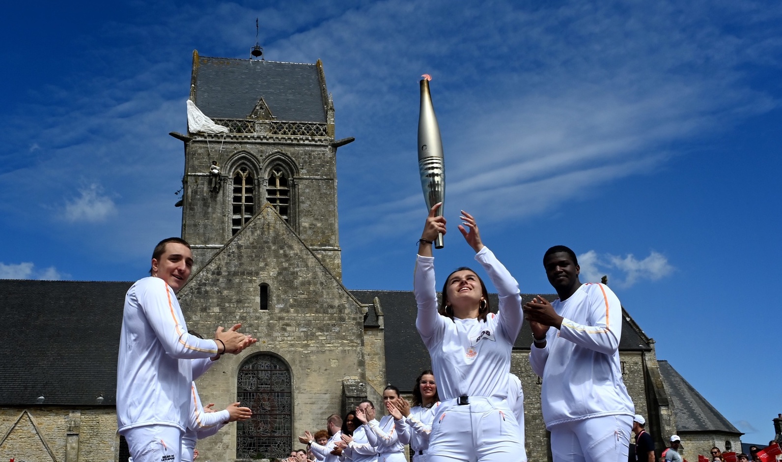 Le relais de la flamme olympique, à Sainte-Mère-Eglise (Manche), le 31 mai 2024 | © Keystone/MAXPPP/Marc Ollivier