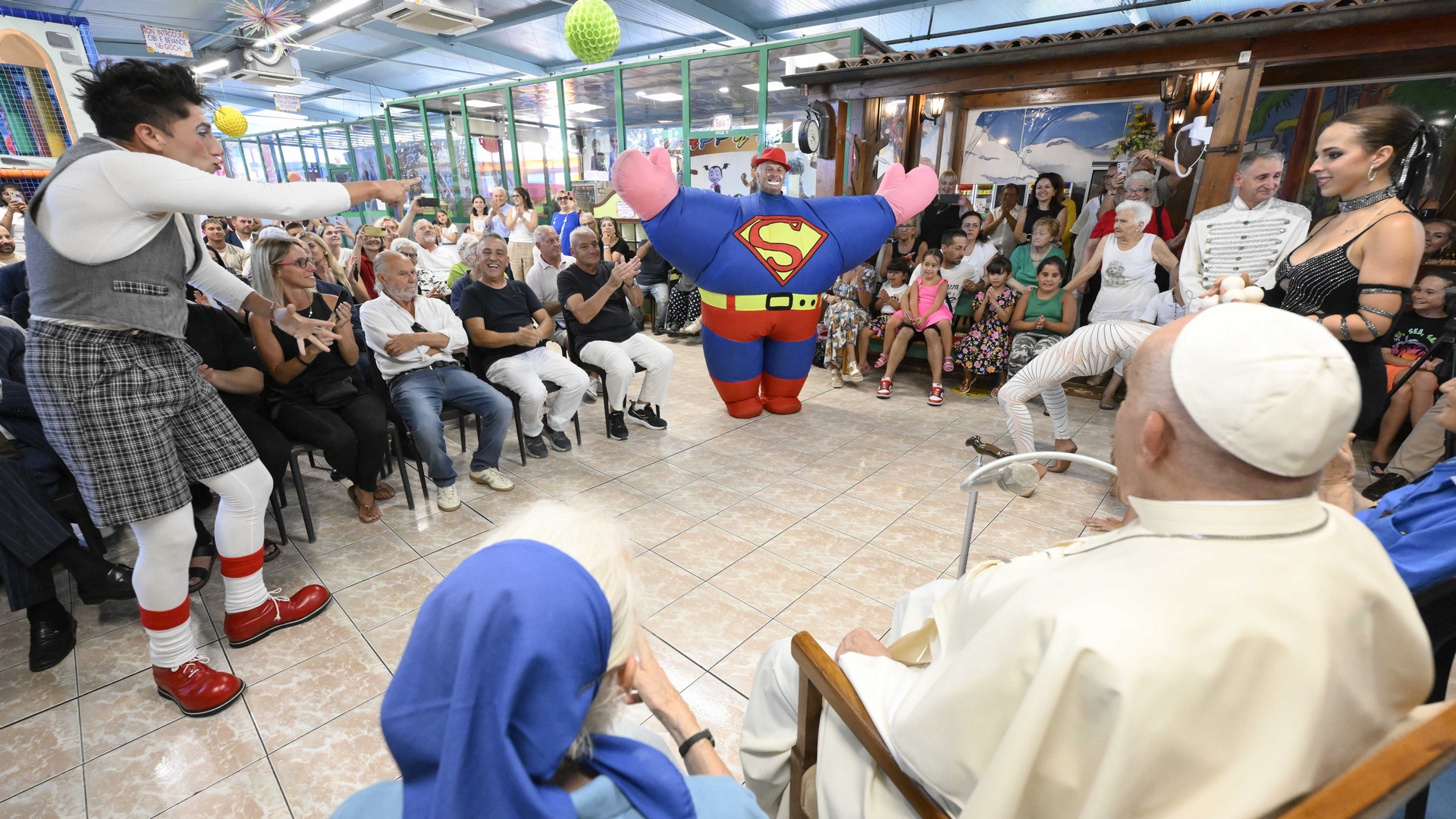 Le pape François a rendu visite aux familles des forains à Ostie | © Vatican Media