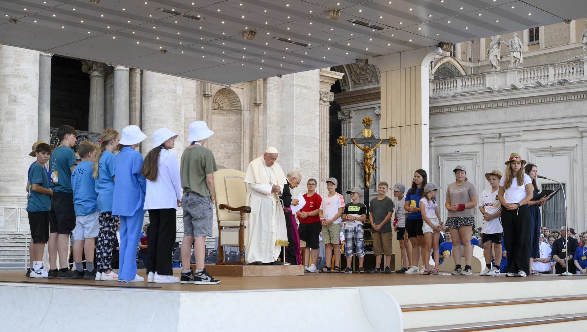 Les servants d'autel prient avec le pape François sur la Place Saint-Pierre | © Vatican Media