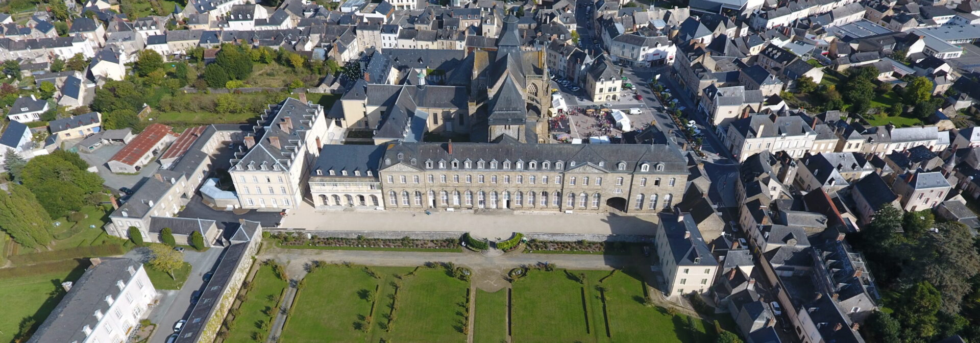 Vue de l'Abbaye de Notre-Dame d'Évron (Mayenne) qui abrite la maison-mère de la Communauté Saint-Martin | © Feldbrahi/Wikimedia Commons