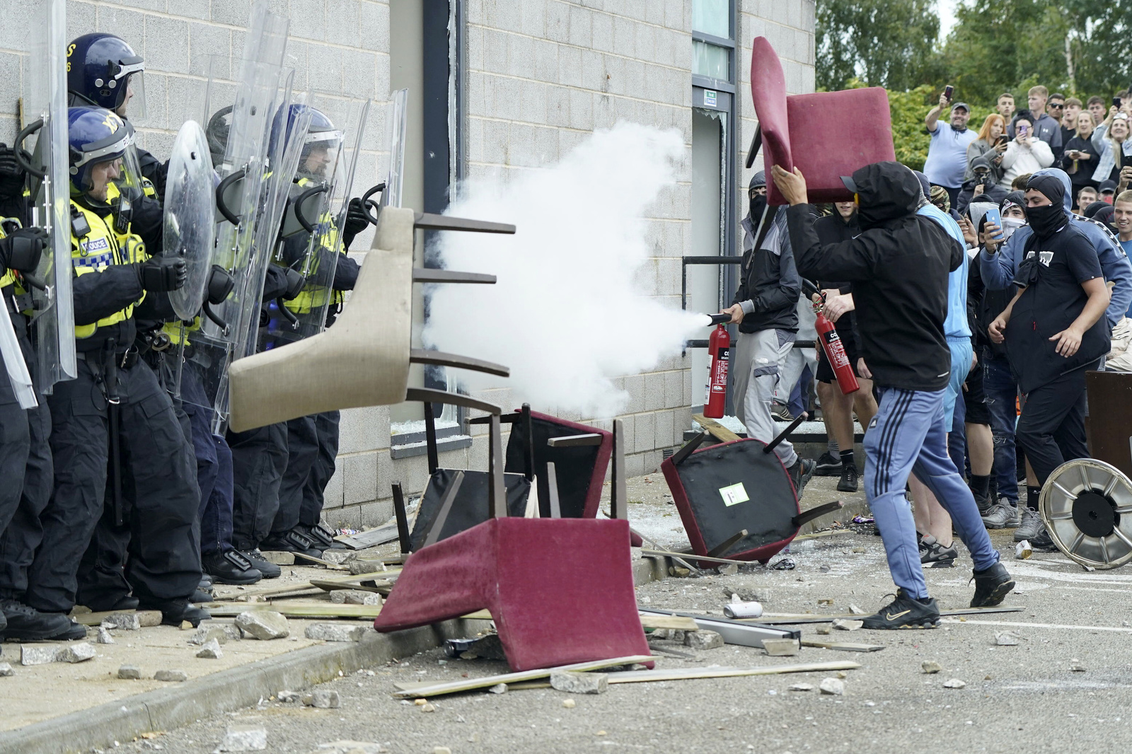 Manifestation anti-migrants devant le Holiday Inn Express à Rotherham, 4 août 2024 | © Keystone/Danny Lawson/PA via AP