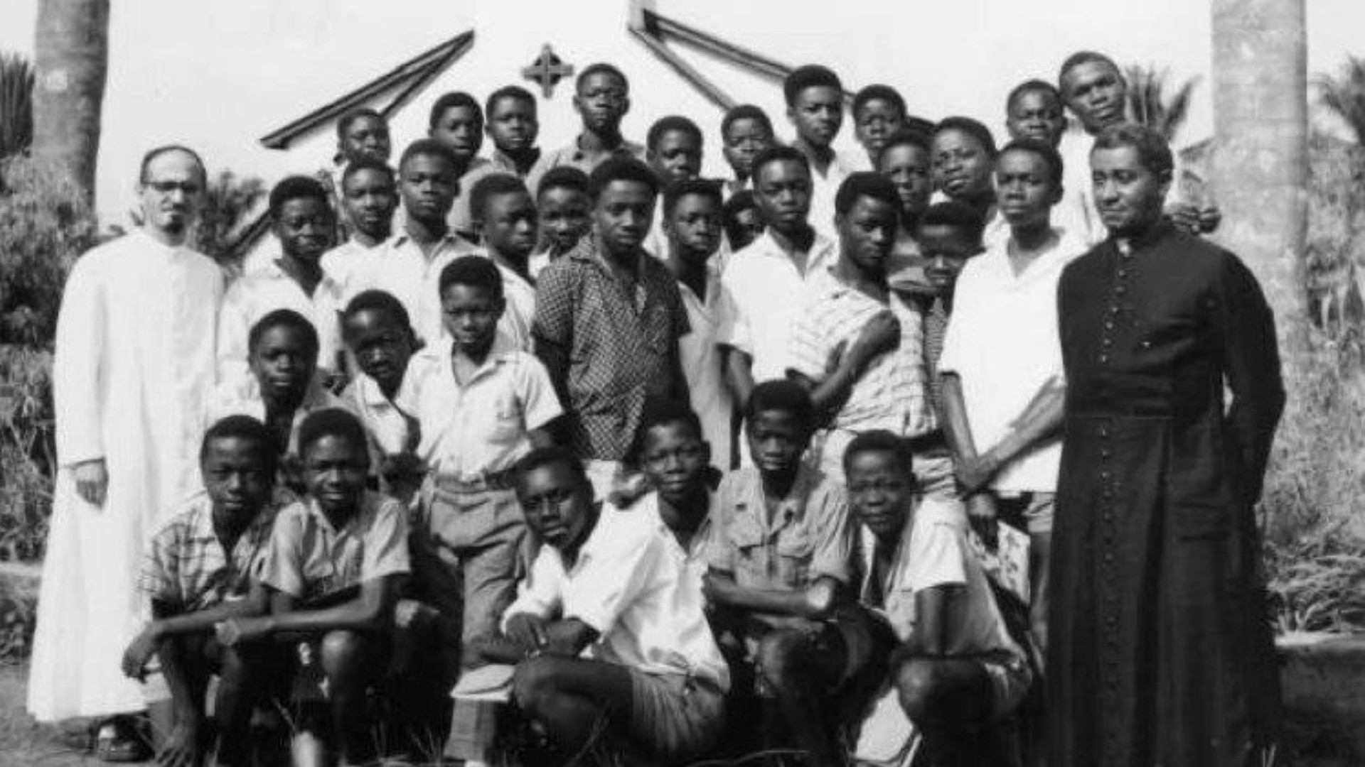 Des jeunes Congolais avec l'abbé Albert Joubert, l'un des quatre martyrs béatifiés le 18 août 2024, à Uvira, en RDC | ©  Vatican Media