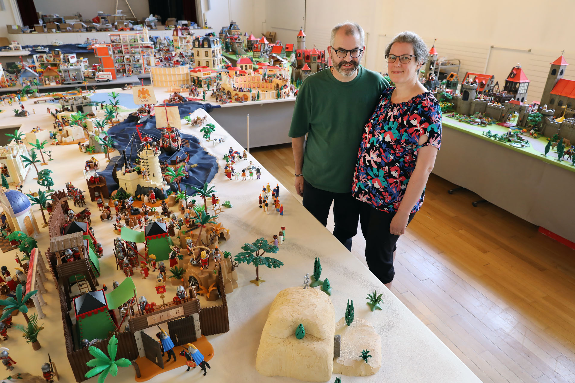 Christophe pose avec sa femme Sylvie, une aide précieuse à la réalisation du projet avec ses quatre enfants | © Bernard Hallet