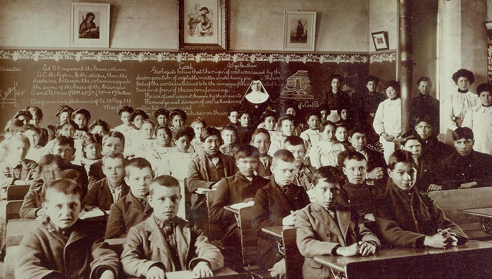 Une sœur franciscaine de l'adoration perpétuelle, pose dans une salle de classe à l'internat catholique indien de Mary à Odanah, dans le Wisconsin | © Franciscan Sister of Perpetual Secours