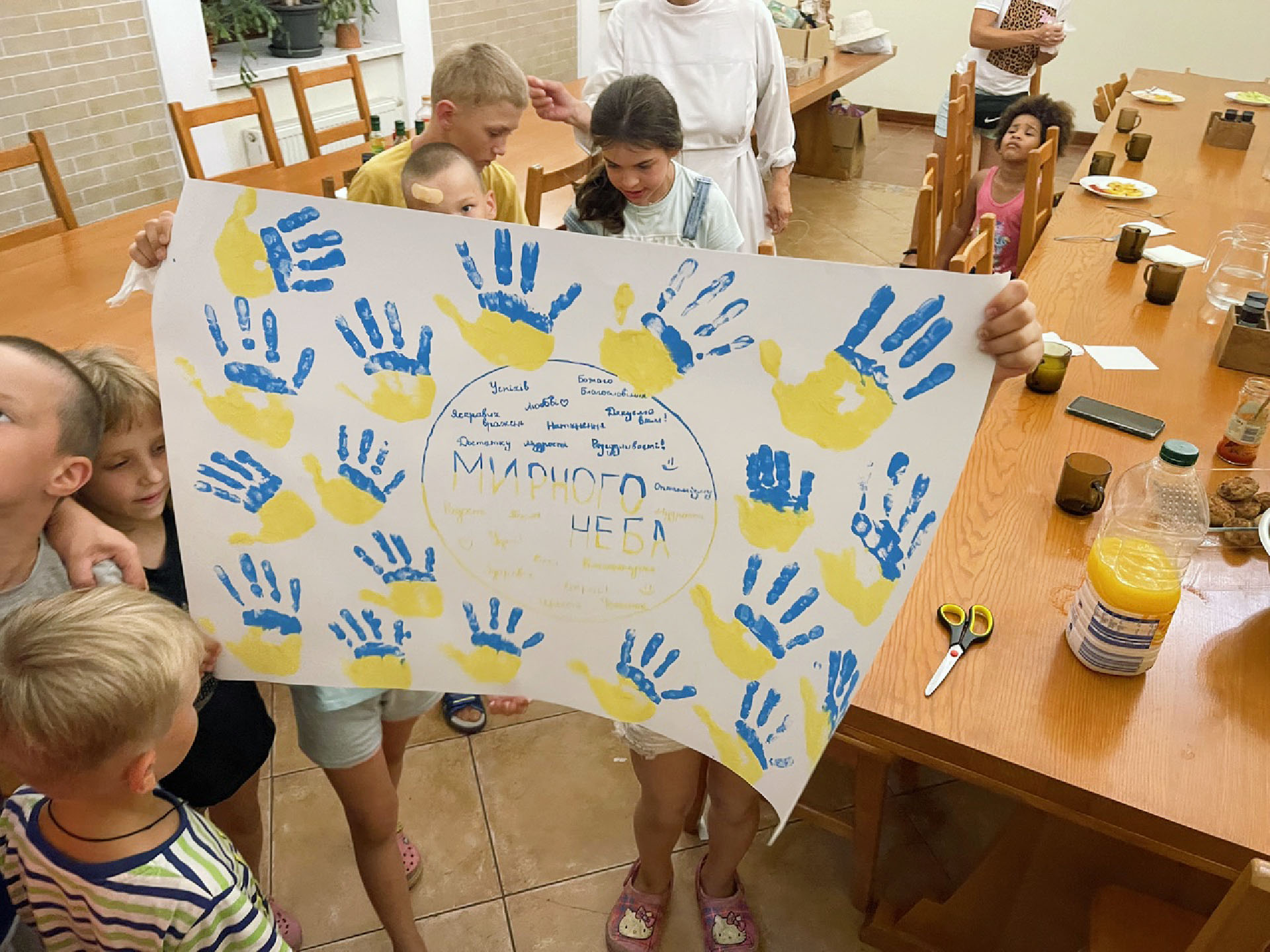 Le poster "Peaceful skies " (Ciels paisibles) créé par les enfants en visite à Kiev | © Jaroslaw Kraviec