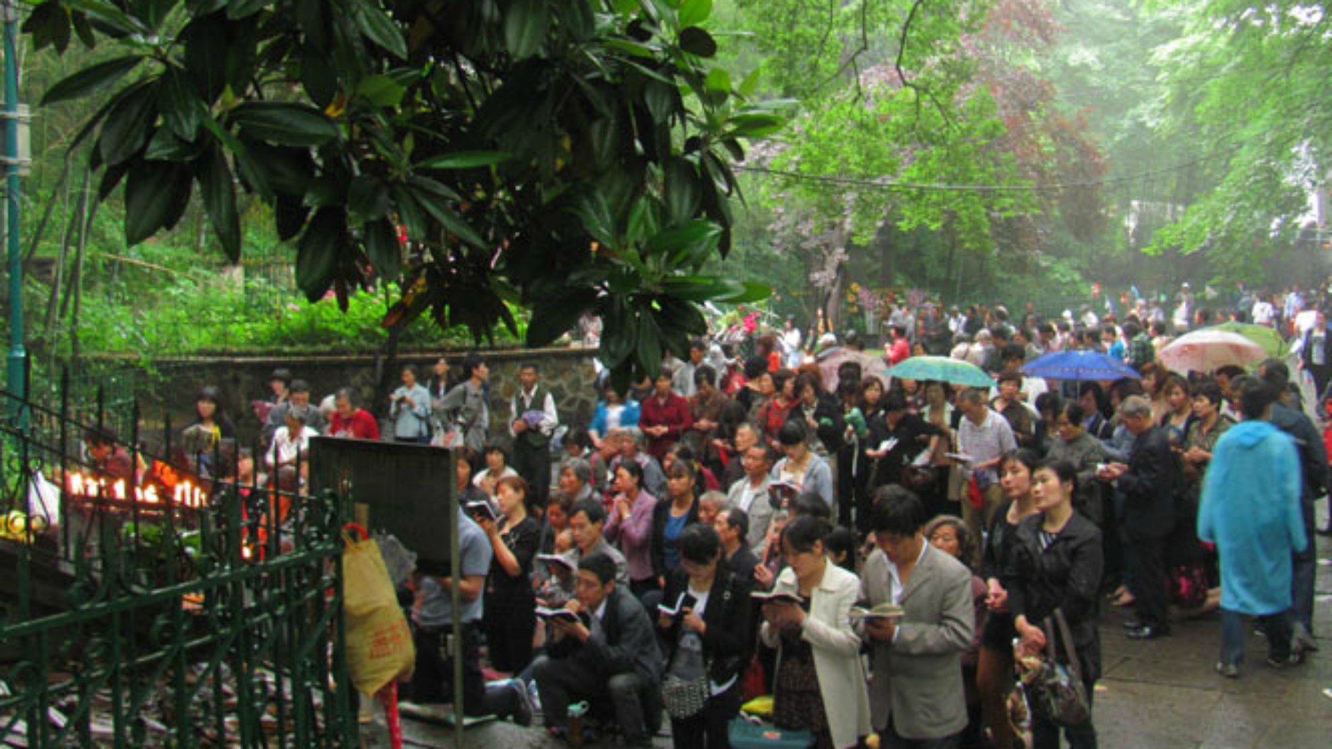 Pèlerins chinois à Notre-Dame de Sheshan, près de Shanghai  | ©  le-gardien.blogspot.com