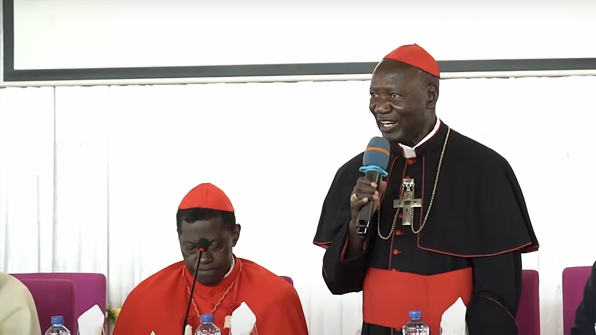 Le cardinal Polycarp Pengo (debout) avec l'autre cardinal tanzanien Rugambwa | © YouTube Jugo Media 