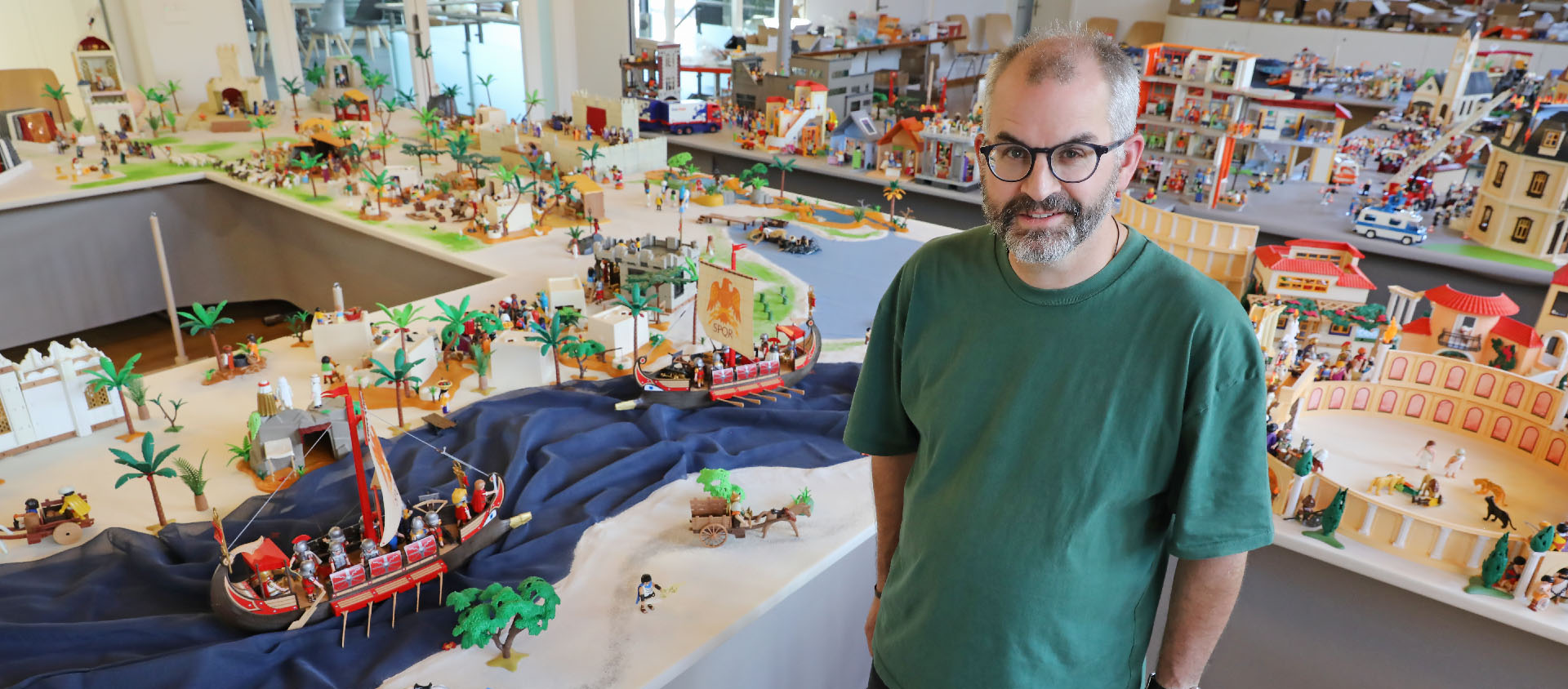 Christophe Salgat prend la pose au milieu de 2000 playmobils répartis sur 80 m2 | © Bernard Hallet