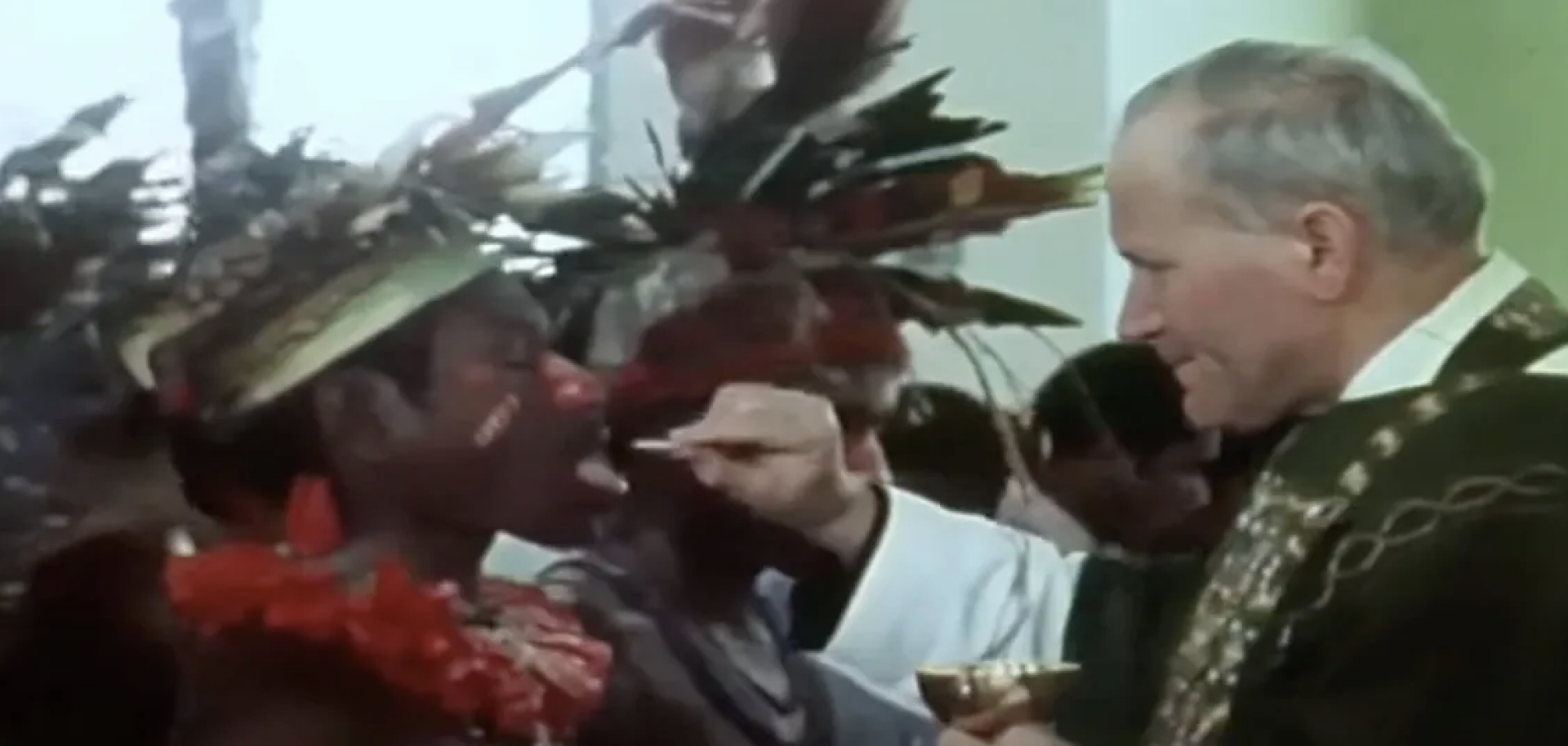 Le cardinal Karol Wojtyla donnant la communion à un fidèle de Papouasie Nouvelle-Guinée, lors de sa visite en 1972 | © DR