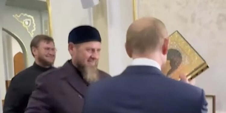 Vladimir Poutine embrassant le Coran dans une mosquée de Grozny (Tchétchénie) | capture d'écran