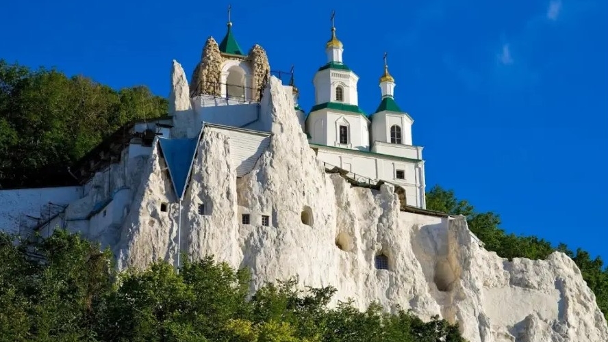 La Laure de la Sainte Dormition de Sviatohirsk, dans le parc des montagnes sacrées, en Ukraine | DR