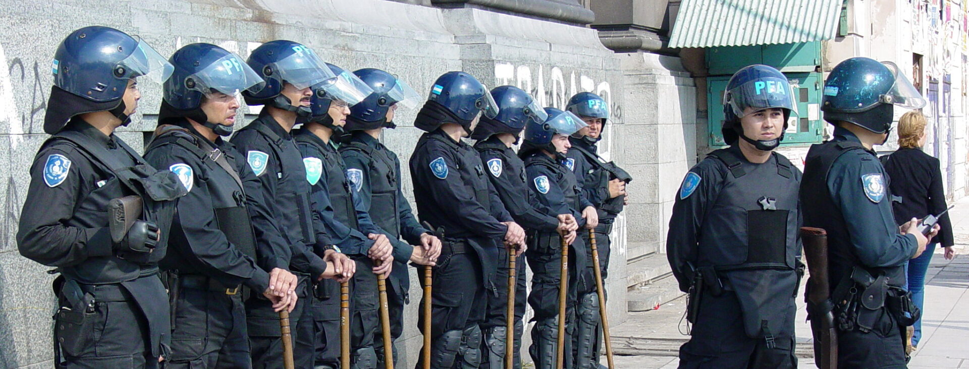 Le gouvernement de Javier Milei est pointé du doigt pour la répression violente des récentes manifestations en Argentine | photo d'illustration (2003) © Adam Jones/Flickr/CC BY 2.0